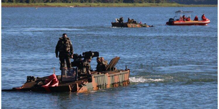 Atividade no Lago de Itaipu forma militares para missões com blindados Guarani