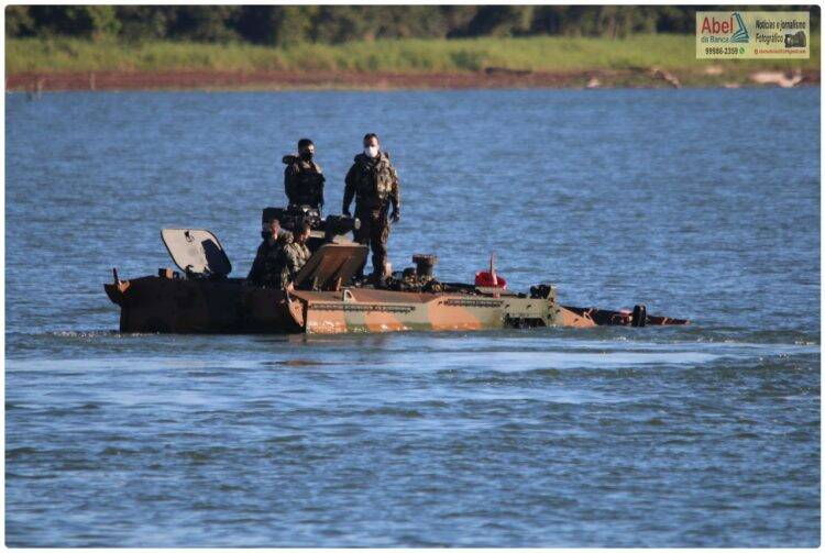 Atividade no Lago de Itaipu forma militares para missões com blindados Guarani