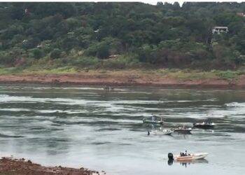 Marinha e Corpo de Bombeiros do Brasil buscam por paraguaios no Rio Paraná