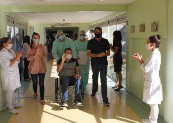 Hospital Costa Cavalcanti dá alta ao quinto paciente recuperado de covid-19