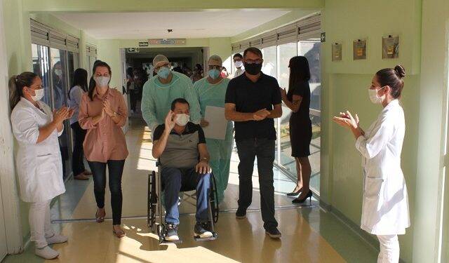 Hospital Costa Cavalcanti dá alta ao quinto paciente recuperado de covid-19