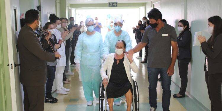 Sétima paciente com covid-19 recebe alta do Hospital Ministro Costa Cavalcanti