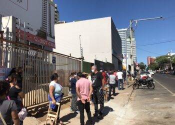Fila para saque do auxílio emergencial dobra a esquina em Foz do Iguaçu