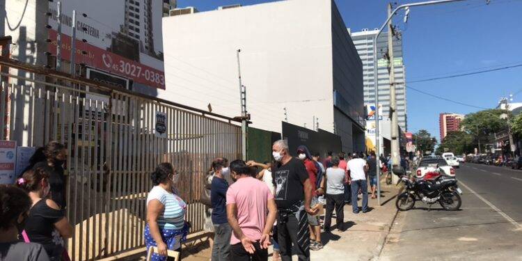 Fila para saque do auxílio emergencial dobra a esquina em Foz do Iguaçu