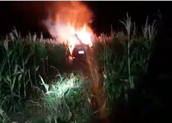 Fuga da PRF: contrabandistas usam dispositivo de fumaça, batem e veículo pega fogo