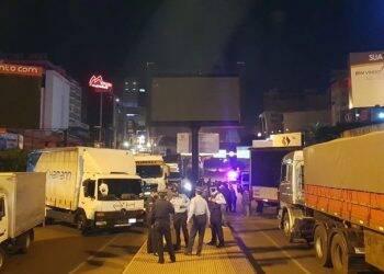 Motoristas de pequenos caminhões interditam aduana paraguaia