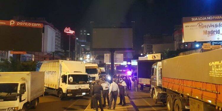 Motoristas de pequenos caminhões interditam aduana paraguaia