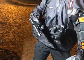 Duas armas são encontradas dentro de residência onde casal foi atingido