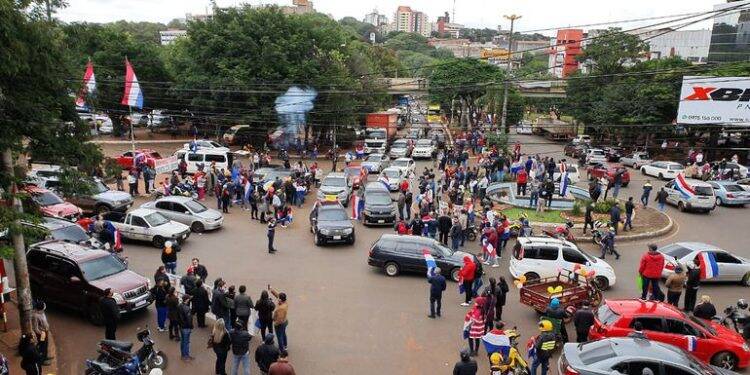 Paraguaios protestam em favor do prefeito Miguel Prieto em Ciudad del Este