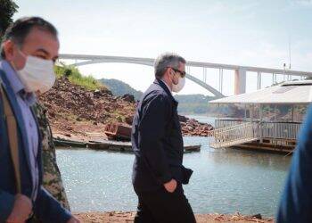 Presidente do Paraguai passeia de barco nas imediações da Ponte da Amizade