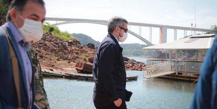 Presidente do Paraguai passeia de barco nas imediações da Ponte da Amizade