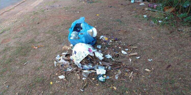 População denuncia descarte de lixo na Rua Tibagi