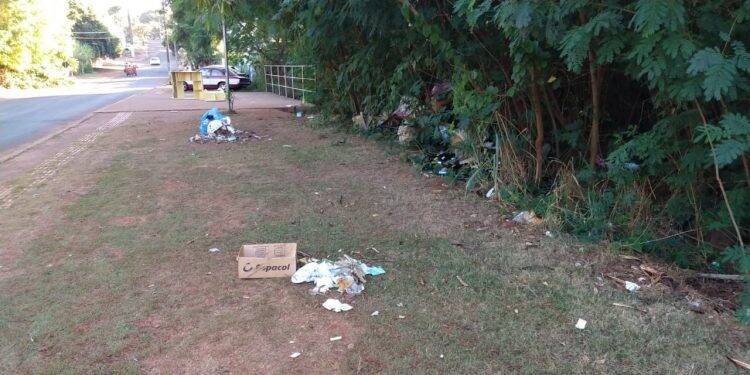 População denuncia descarte de lixo na Rua Tibagi