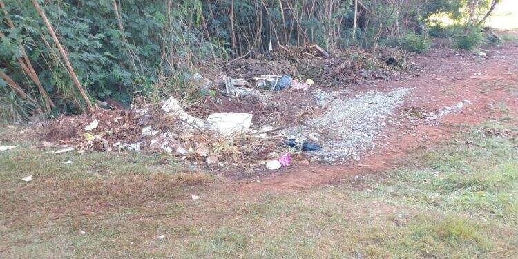 População denuncia descarte de lixo na Rua Tibagi