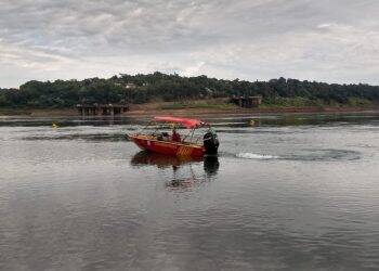 Marinha e Corpo de Bombeiros do Brasil buscam por paraguaios no Rio Paraná