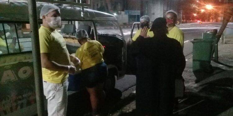 Voluntários que atenderam paraguaios parados na ponte serão testados para Covid-19