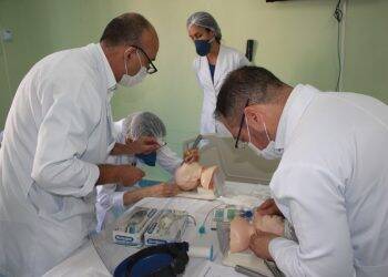 Covid-19 – Costa Cavalcanti faz treinamento de intubação e uso de EPI