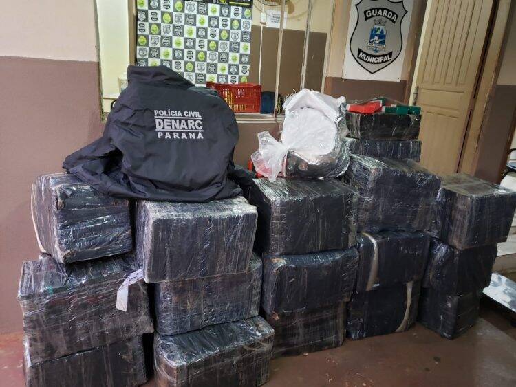 Criminosos tentam fugir da polícia, sofrem acidente e são presos no centro de Foz