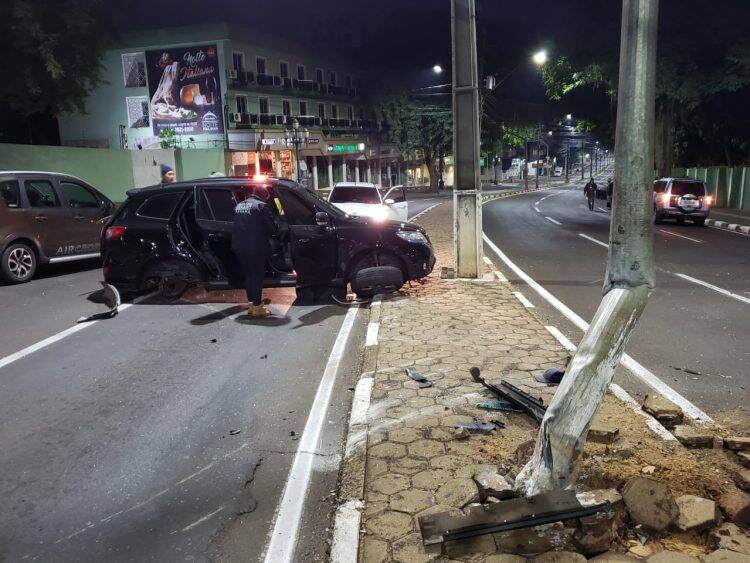 Criminosos tentam fugir da polícia, sofrem acidente e são presos no centro de Foz