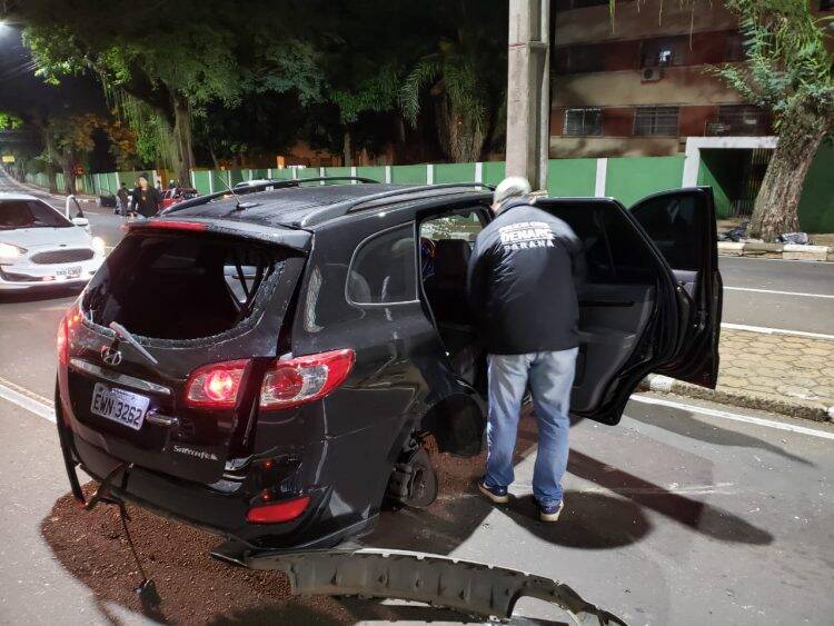 Criminosos tentam fugir da polícia, sofrem acidente e são presos no centro de Foz