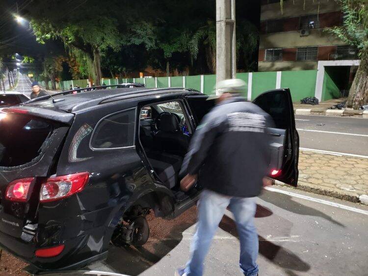 Criminosos tentam fugir da polícia, sofrem acidente e são presos no centro de Foz