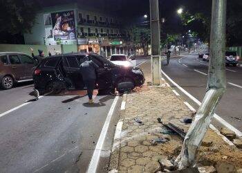 Criminosos tentam fugir da polícia, sofrem acidente e são presos no centro de Foz