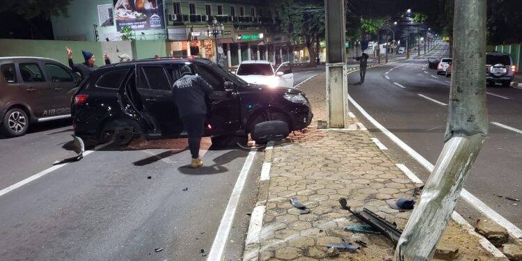Criminosos tentam fugir da polícia, sofrem acidente e são presos no centro de Foz