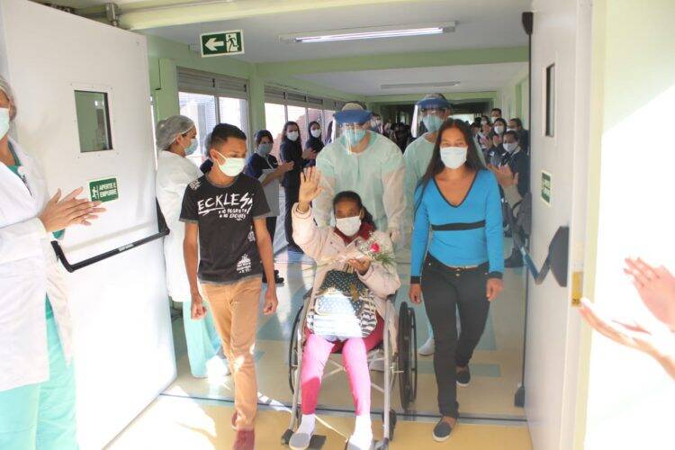 Costa Cavalcanti registra quarta alta de paciente com covid-19, a primeira pelo SUS