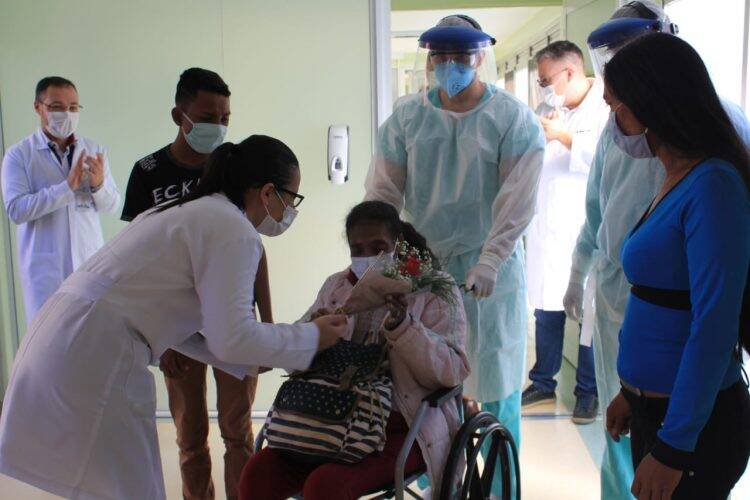 Costa Cavalcanti registra quarta alta de paciente com covid-19, a primeira pelo SUS