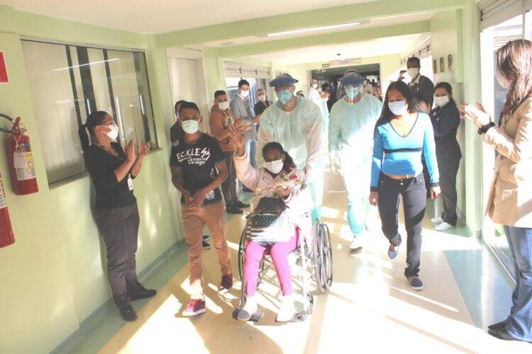 Costa Cavalcanti registra quarta alta de paciente com covid-19, a primeira pelo SUS