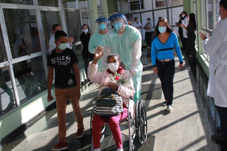 Costa Cavalcanti registra quarta alta de paciente com covid-19, a primeira pelo SUS