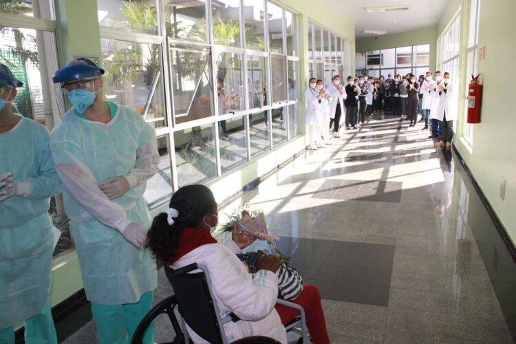 Costa Cavalcanti registra quarta alta de paciente com covid-19, a primeira pelo SUS