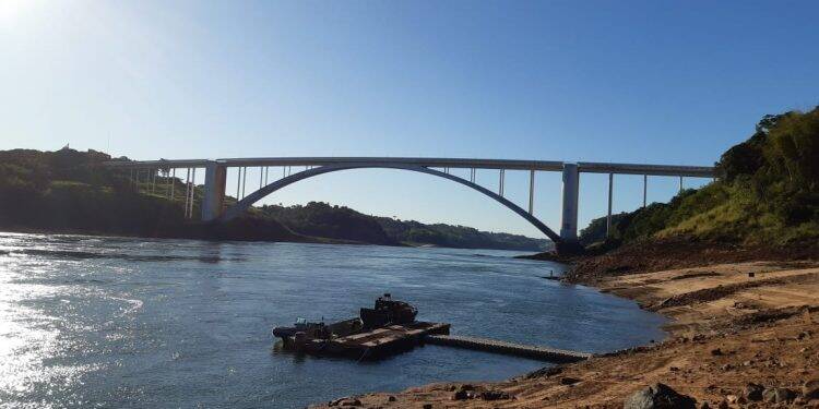 Confira as imagens do Rio Paraná, região da Ponte, neste domingo, 10