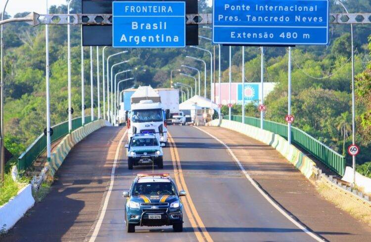 Elefanta que vivia em Buenos Aires passa por Foz com destino ao Mato Grosso