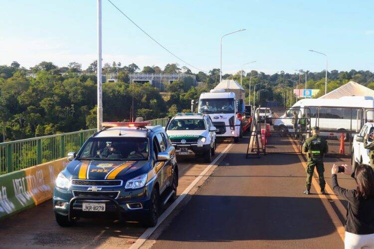 Elefanta que vivia em Buenos Aires passa por Foz com destino ao Mato Grosso
