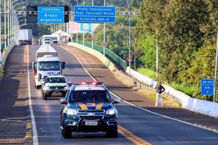 Elefanta que vivia em Buenos Aires passa por Foz com destino ao Mato Grosso