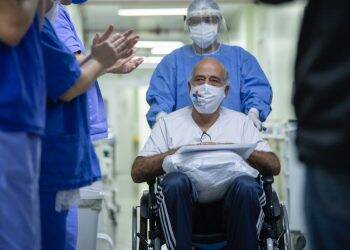 Mais um paciente recuperado da COVID-19 recebe alta do Hospital Municipal