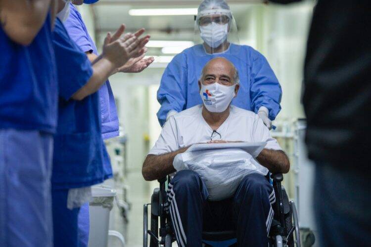 Mais um paciente recuperado da COVID-19 recebe alta do Hospital Municipal