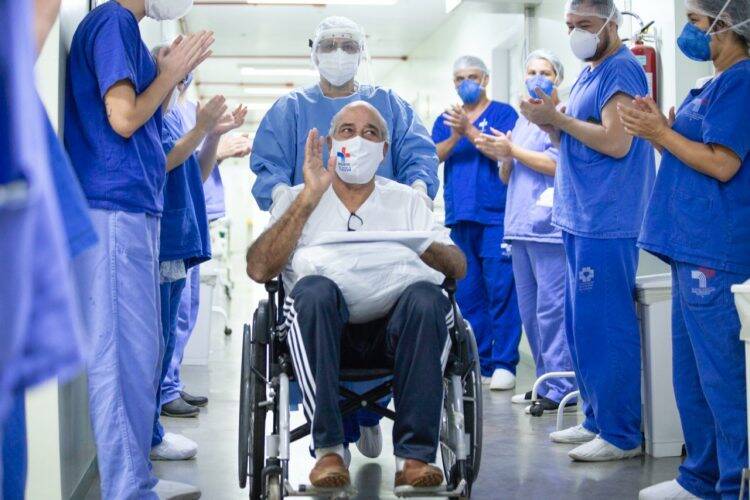 Mais um paciente recuperado da COVID-19 recebe alta do Hospital Municipal