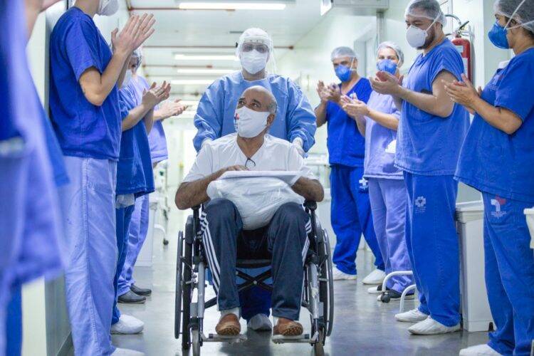 Mais um paciente recuperado da COVID-19 recebe alta do Hospital Municipal