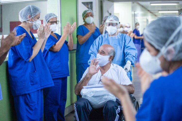 Mais um paciente recuperado da COVID-19 recebe alta do Hospital Municipal