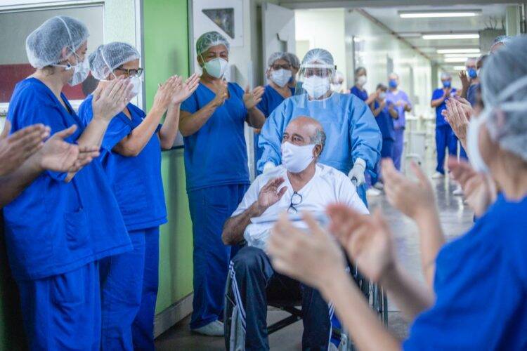 Mais um paciente recuperado da COVID-19 recebe alta do Hospital Municipal