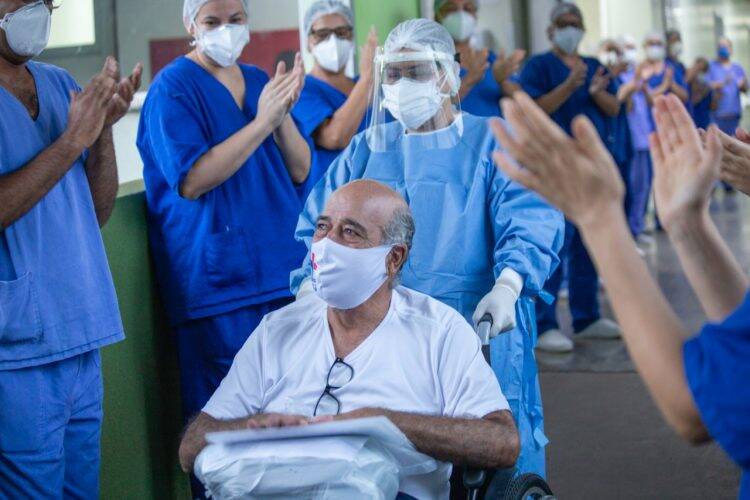 Mais um paciente recuperado da COVID-19 recebe alta do Hospital Municipal