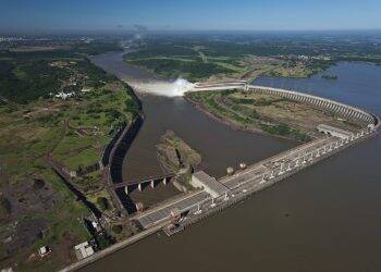 Usina de Itaipu abre vertedouro para ajudar países vizinhos