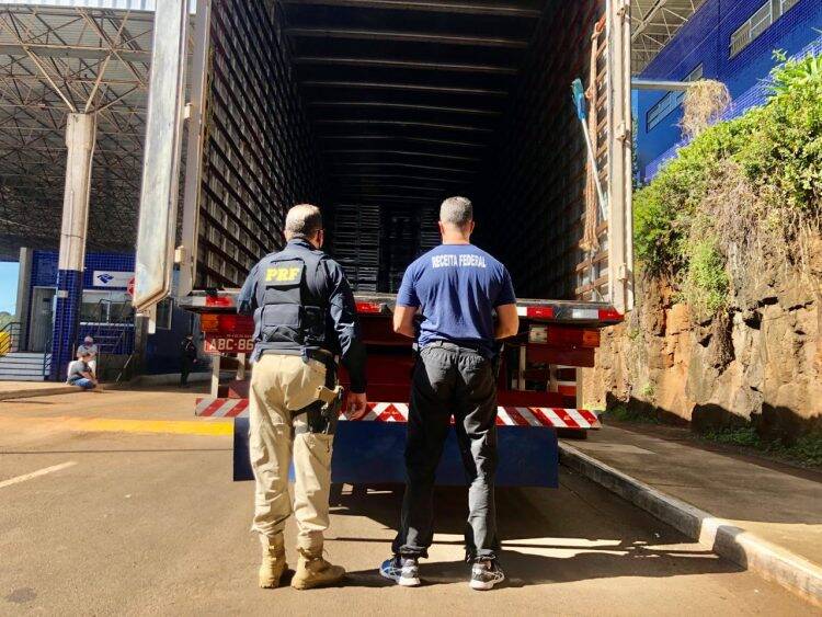 Comboio de caminhões com fundos falsos é apreendido na Ponte da Amizade