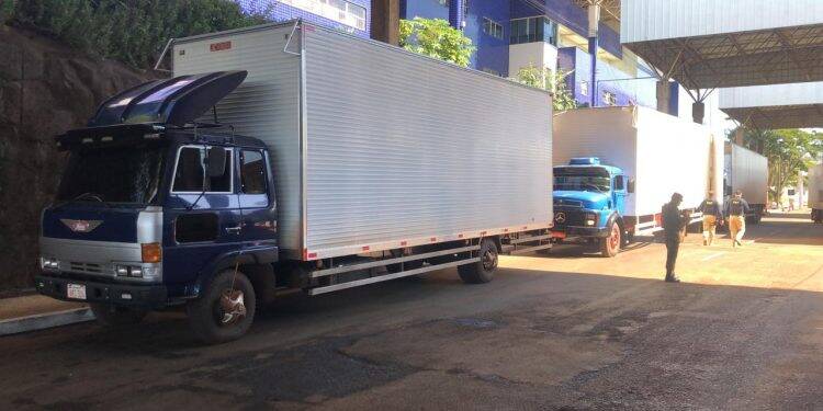 Comboio de caminhões com fundos falsos é apreendido na Ponte da Amizade