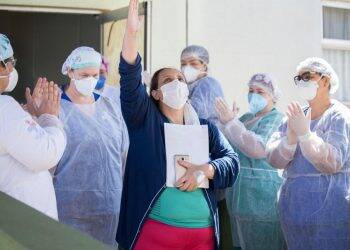 Paciente recuperada da COVID-19 recebe alta do Hospital Municipal