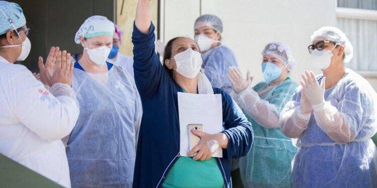 Paciente recuperada da COVID-19 recebe alta do Hospital Municipal