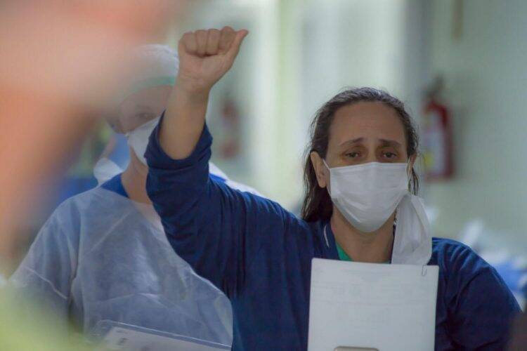 Paciente recuperada da COVID-19 recebe alta do Hospital Municipal