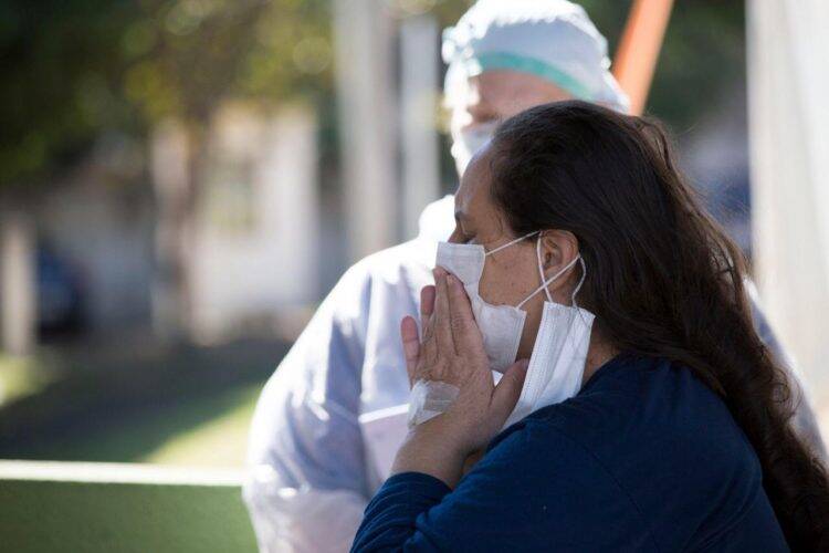 Paciente recuperada da COVID-19 recebe alta do Hospital Municipal
